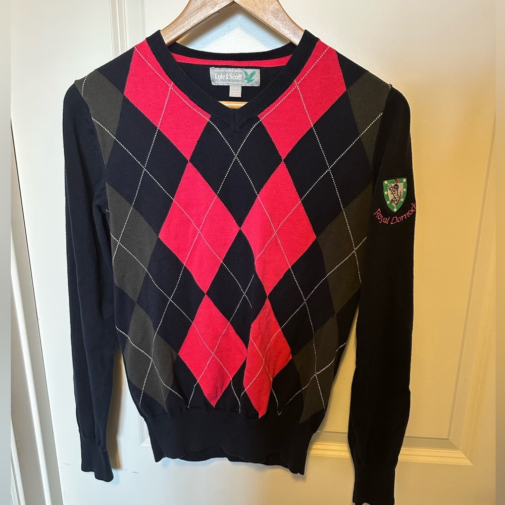 Lyle & Scott Royal Dornoch golf club logo V-Neck Argyle Sweater - Pink & Black